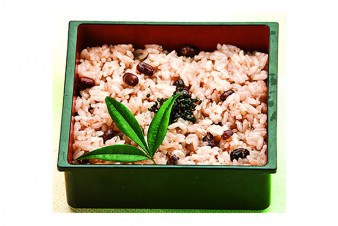 505 赤飯中パック 犬上郡 彦根市でお弁当 オードブルの仕出し 宅配ならくらま堂